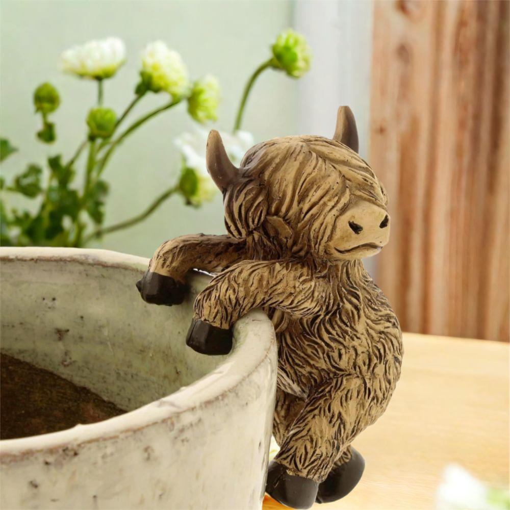 Resin Crafts Highland Cow Figurine Cartoon Climbing Cow Ornaments  For Office Outdoor Plant Decor