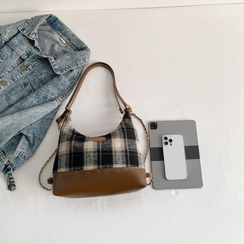 

Ретро повседневная сумка-мессенджер большой вместимости для通勤 женская 2025 зима новая корейская версия повседневная сумка на плечо простая сумка-мессенджер чёрный