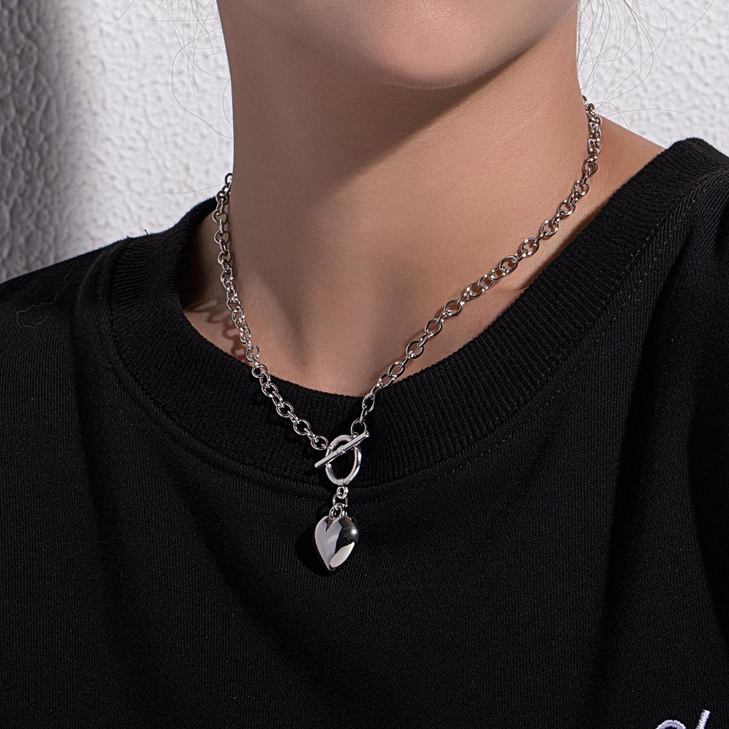 Europe, America, alloy three-dimensional peach heart pendant necklace women's simple and popular street T-buckle love necklace