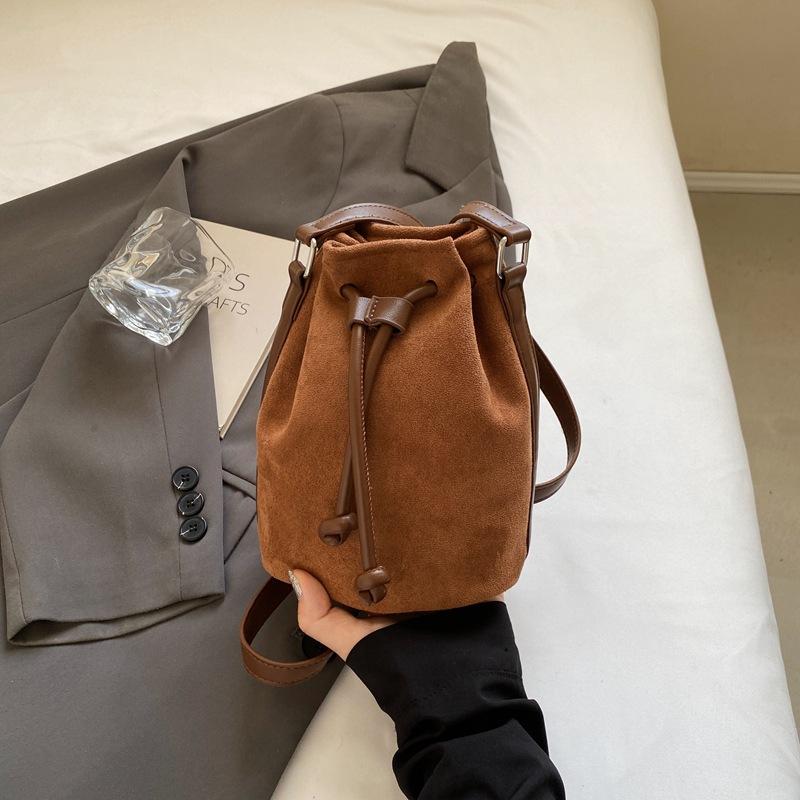 Retro casual bucket bag women's new autumn fashion simple shoulder bag niche design messenger bag