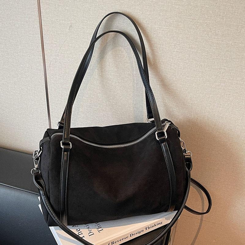 

Замшевая сумка женская большой вместимости осенне-зимняя сумка-мессенджер ретро на плечо для通勤 сумка-подушка чёрный