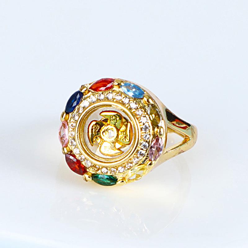 

Женское вращающееся кольцо-ветряная мельница с имитацией турмалина, вдохновленное храмом Че Кунг в Гонконге.