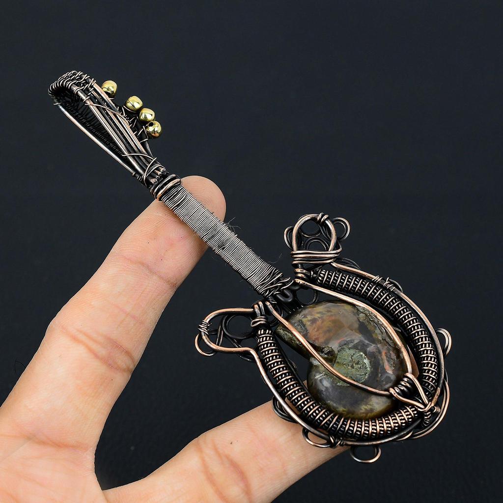 În formă de chitară, amonit fosil, piatră prețioasă, sârmă de cupru, bijuterii lucrate manual, pandantiv pentru ea