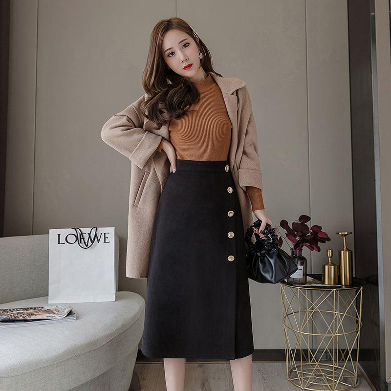 Black A-line Woolen Skirt: Hip-Hugging Design for Pear-shaped Figures, Thick Material for Autumn/Winter 2025, Mid-length.