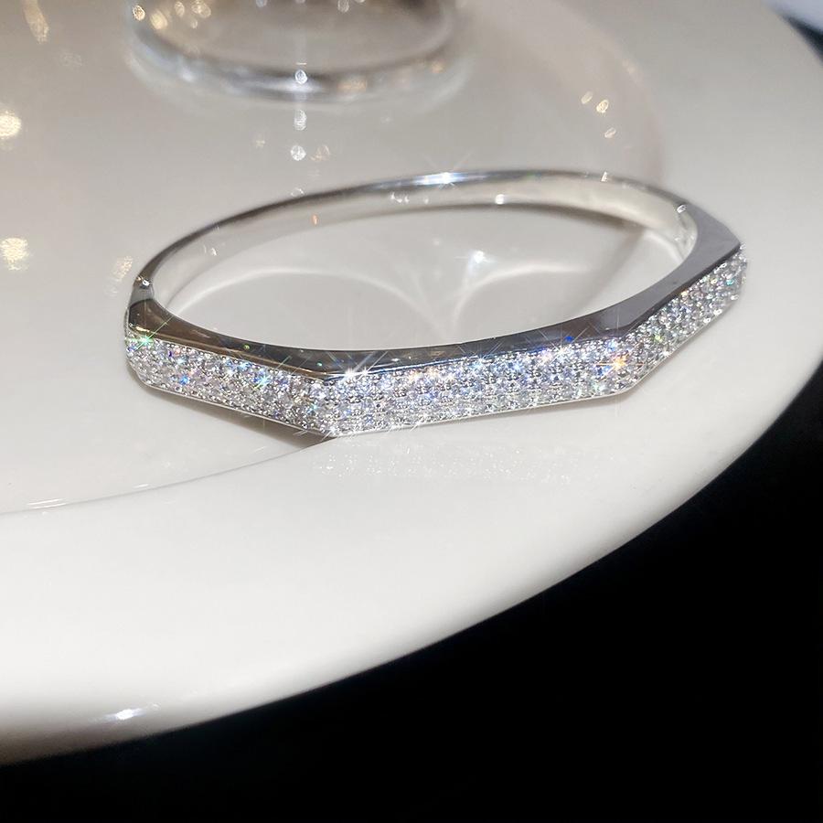 Elegant Geometric Rhinestone Zircon Buckle Bracelet: A Versatile and Luxurious Accessory for Women