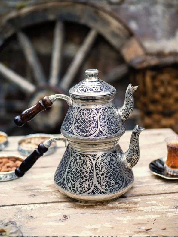 

Тяжелый чайник с вышивкой