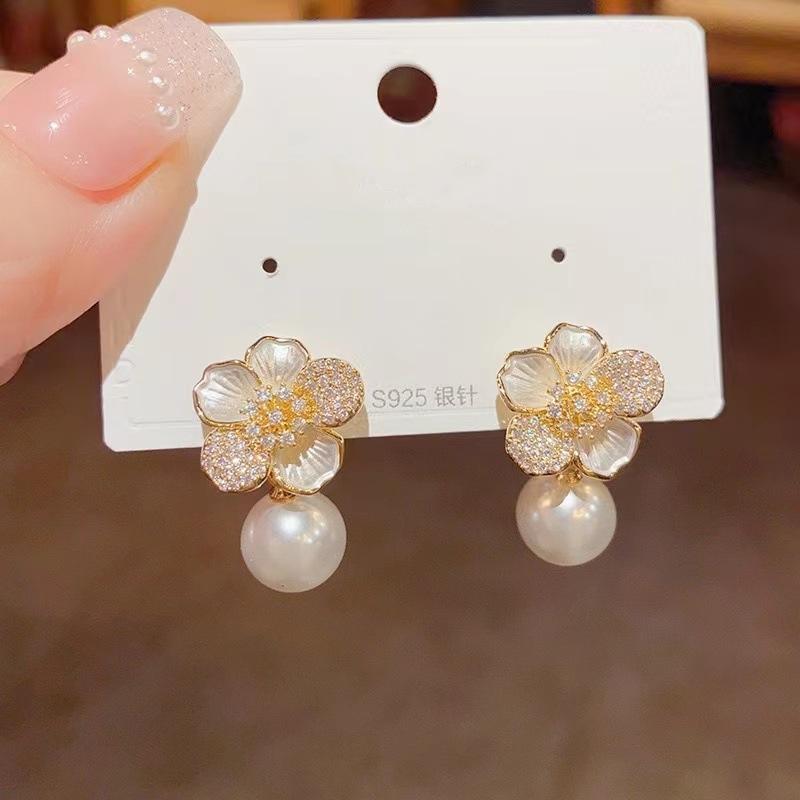 LATS 2025 Asymmetry Imitation Zircon Gardenias Stud Earrings for Women Girl New Fashion Flower Temperament Zircon Accessories