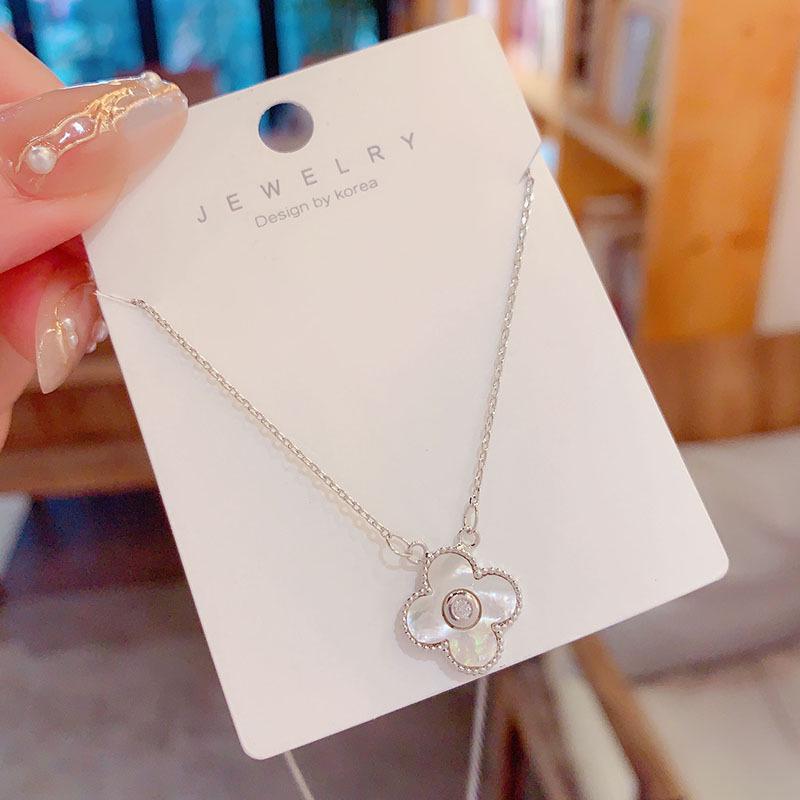 Colier Elegant Trifoi cu Patru Foi: Design de lux pentru un look șic