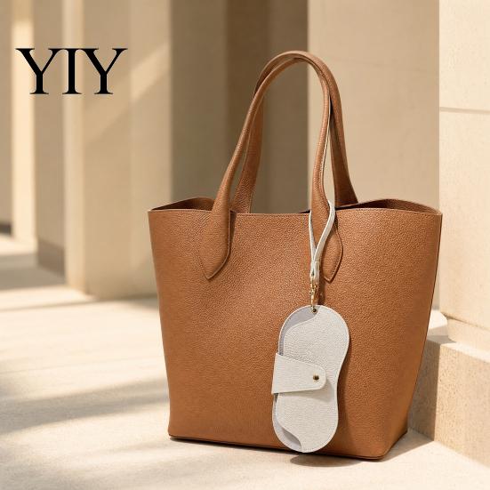 Compact Glasses Storage Bag Sunglasses Pouch, Imitation Leather Hanging Case Durable Eyeglass Holder with Carabiner, Portable Eyeglasses for