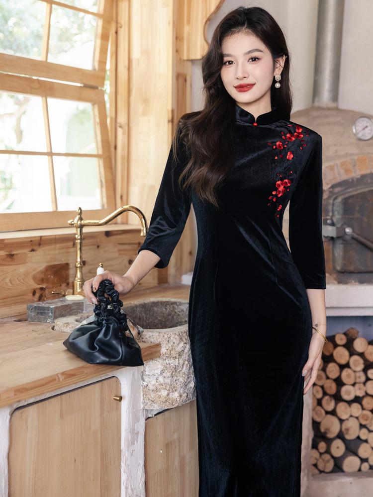 Bei Zhi Yun High-End Black Velvet Embroidered Long Sleeve Cheongsam – Winter 2025