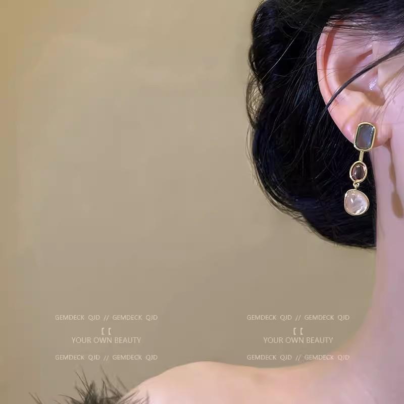Vintage Asymmetrical Colored Stone Earrings with Silver Needle, High-End Niche Design, Contrasting Colors, Autumn-Winter Ear Clips.