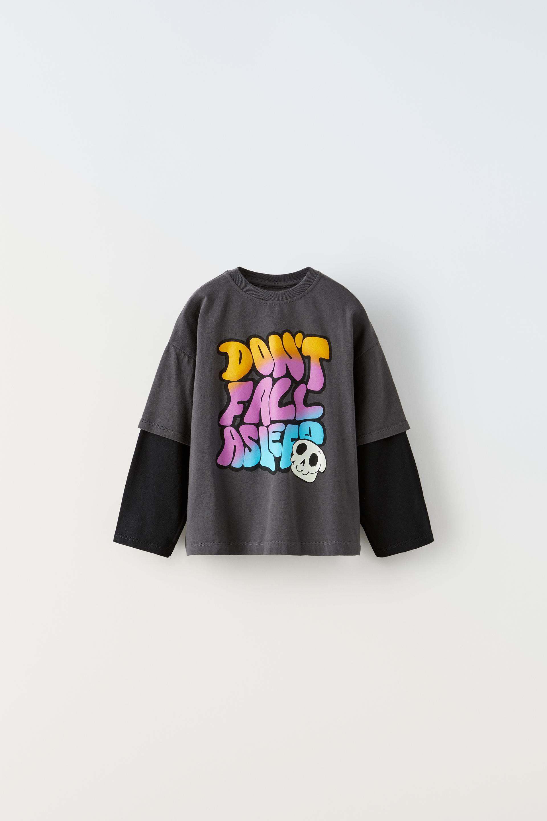 

ФУТБОЛКА С ДВУХСЛОЙНЫМИ РУКАВАМИ И СЛОГАНОМ