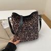 Deerskin velvet leopard print large-capacity bag women's 2025 new trendy Korean niche bucket bag versatile shoulder armpit bag