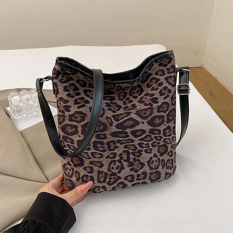 Deerskin velvet leopard print large-capacity bag women's 2025 new trendy Korean niche bucket bag versatile shoulder armpit bag
