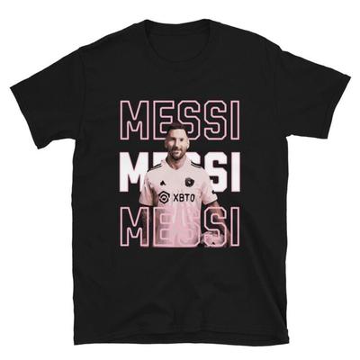 Camiseta Gráfica Collage de Texto Rosa de Lionel Messi Inter Miami, Streetwear Oversize Unisex, Regalo para Fan del Fútbol