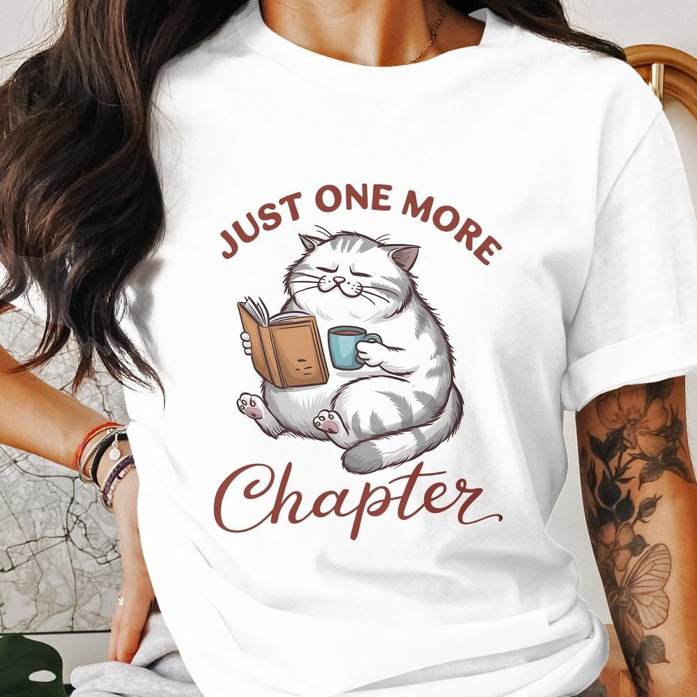 26 Funny Cat Reading Shirt, Book Lover Gift Tee, Just One More Chapter, Cute Ca Unisex T-Shirt L