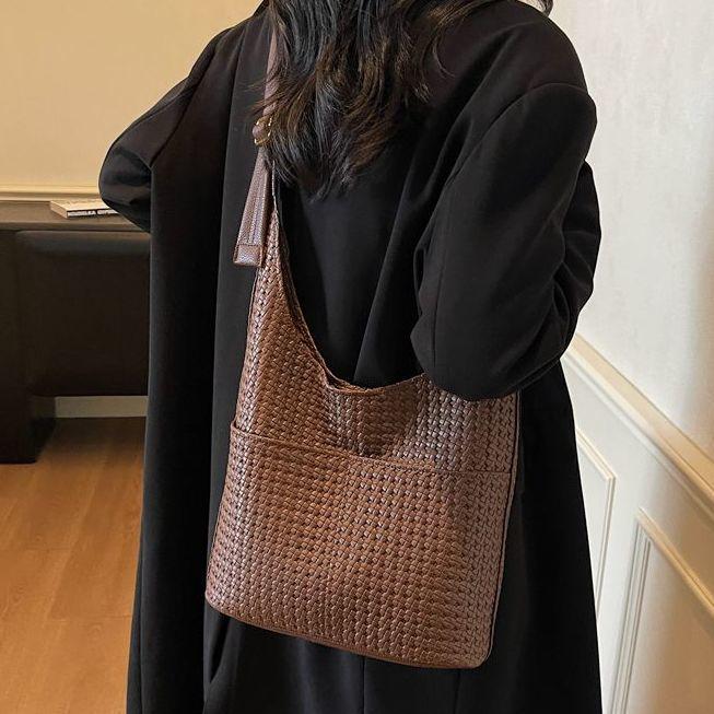 Trendy Woven Bucket Bag: 2025 Early Autumn, Large Capacity, Retro Minimalist Shoulder and Commuter Tote