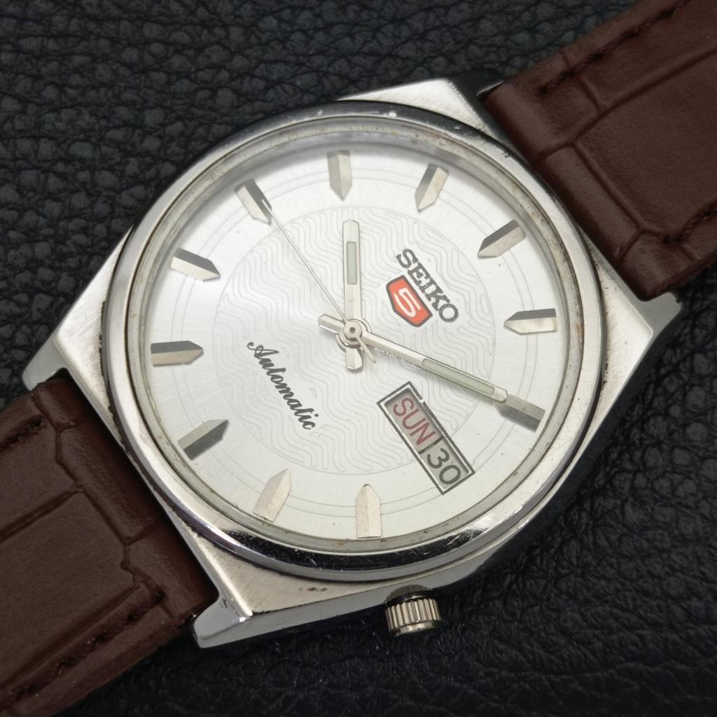 SEIKO 5 AUTOMATIC VINTAGE JAPAN 7009A MENS SILVER COLOR DIAL WATCH a701348-5 R206a-a701348