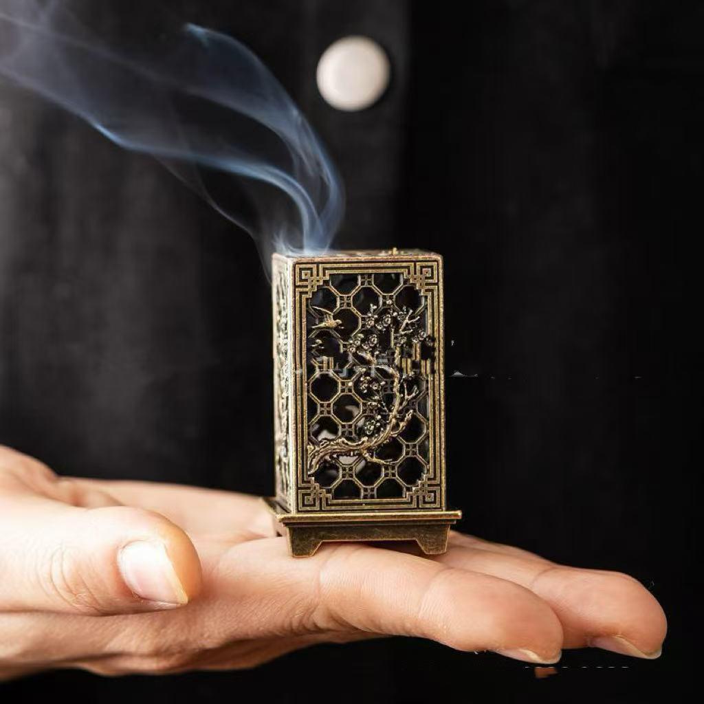 

Joyful Eyebrow Vertical Square Indoor Incense Burner: Small Auspicious Cloud Design for Chinese Tea Ceremony Decor