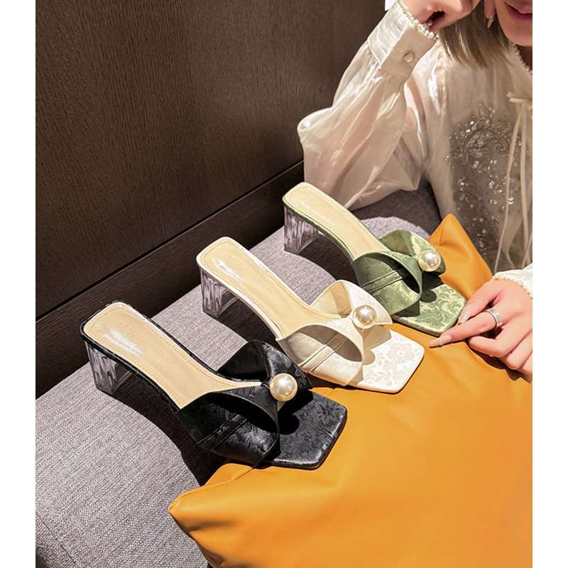 National style pearl slippers women's 2025 new summer wear high-end French temperament crystal thick heel one-word sandals