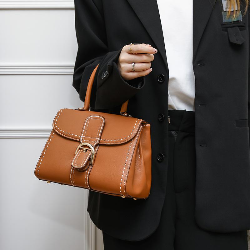 2024 New Niche High-End Stitched Fashion Handbag with High-Quality Horseshoe Buckle, Single-Shoulder Crossbody Small Square Bag коричневый
