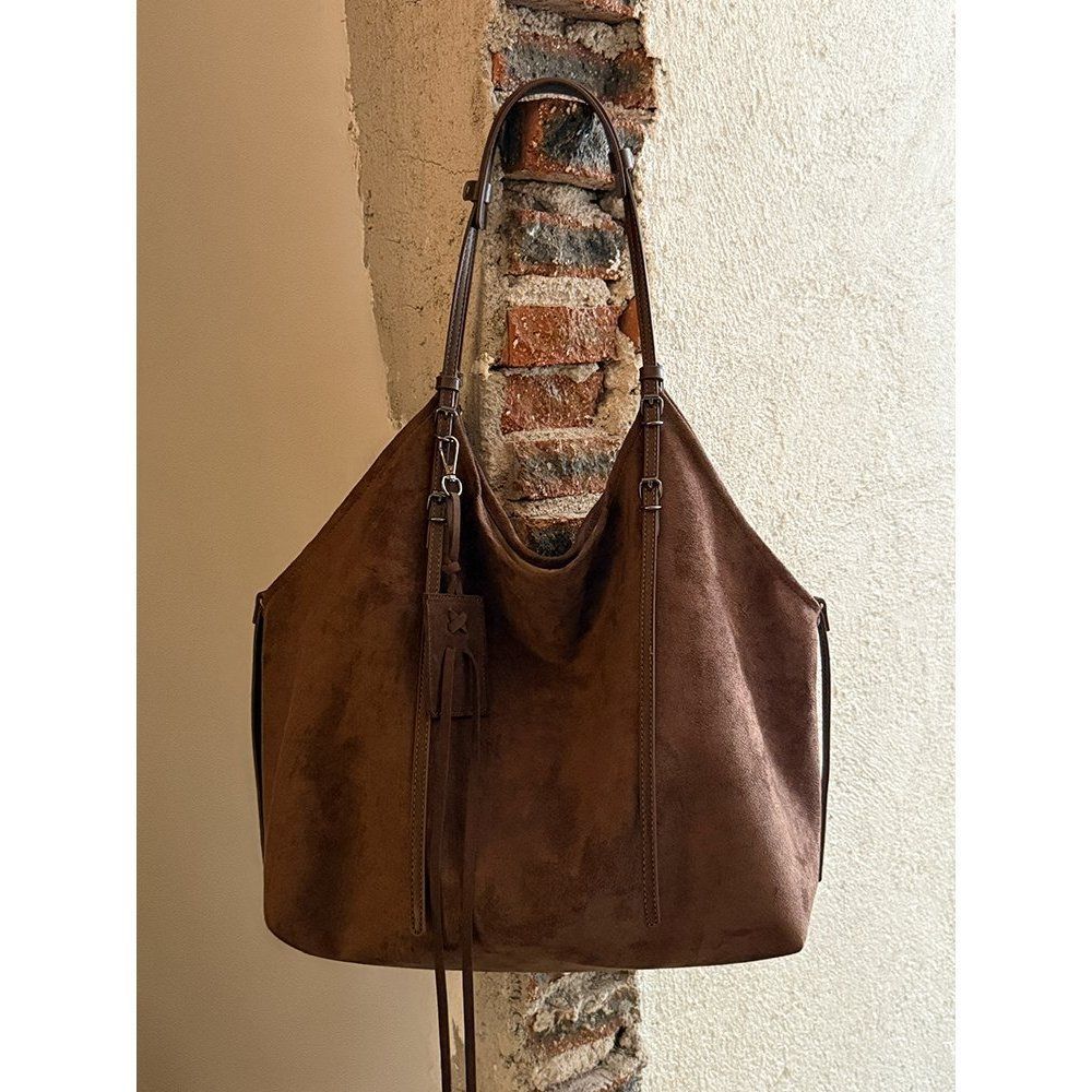 Tote Bag - Large Capacity Commuter Handbag with An Underarm Compartment, Small and Trendy, with A Single Shoulder Strap.