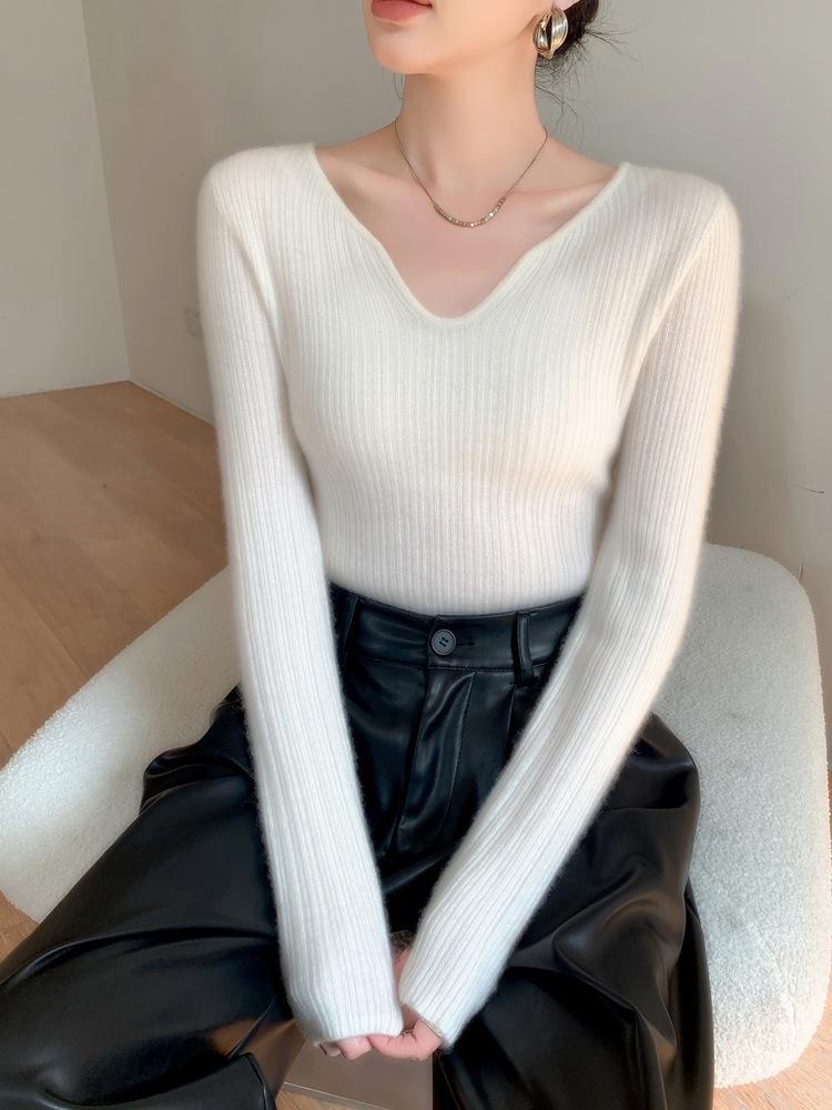 Women's V-Neck Cashmere Base Layer Sweater: Slimming, Solid Color, Soft, and Comfortable Knitwear for Autumn and Winter.