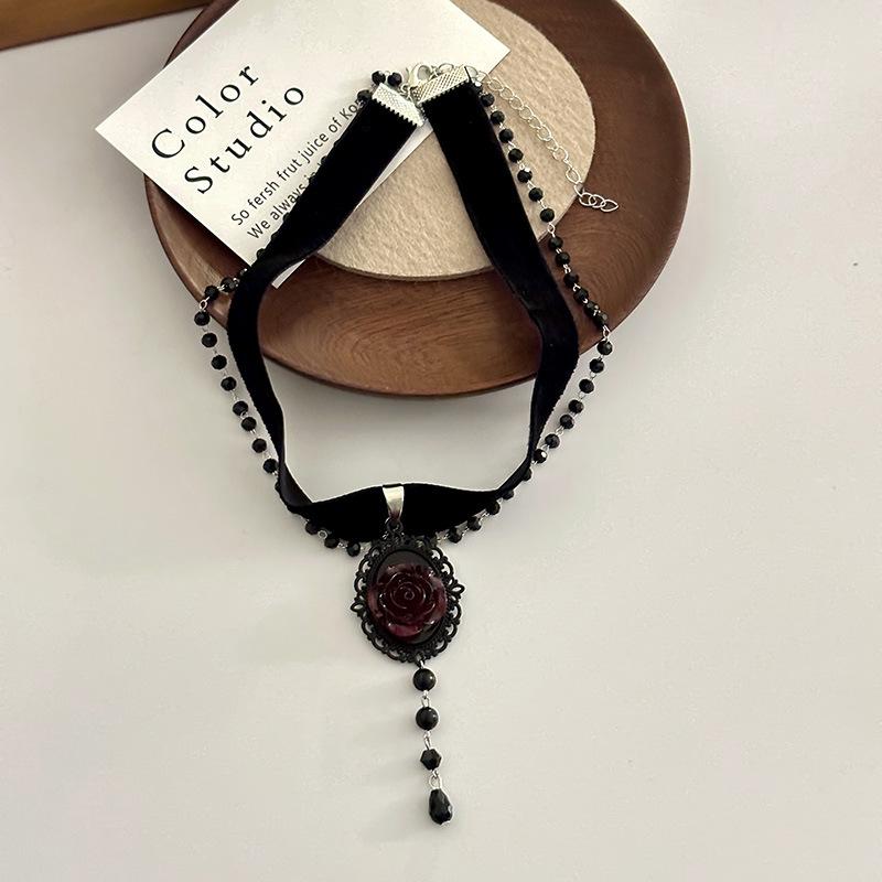 

Pure Desire Sexy French High Sense Burgundy Rose Flower Collarbone Chain Velvet Collar Neck Strap Necklace Female чорний