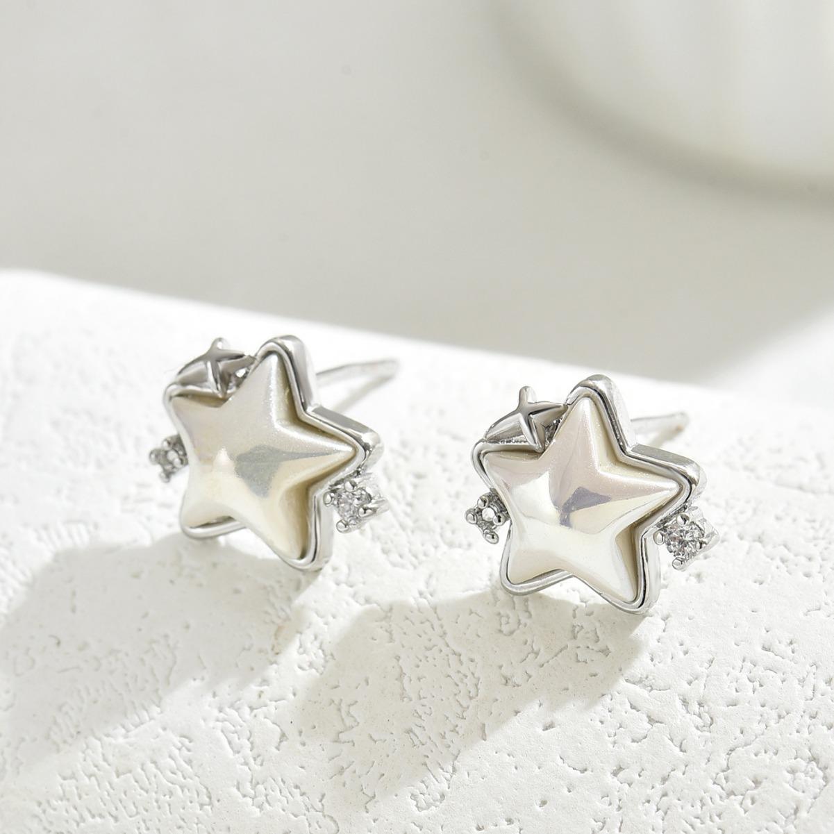 

Fresh and sweet Mori earrings college inlaid zircon acrylic star design stud earrings