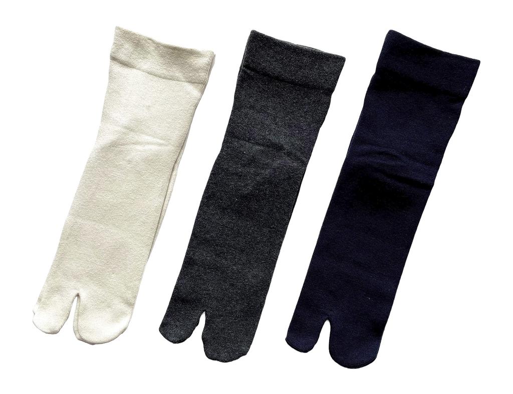 Damen Tabi Socken mit Anti-Rutsch-Noppen, Hergestellt in Japan, Ohne elastischen Bund, Baumwollmischung, Uni, 3-Paar-Set (Farben sortiert)