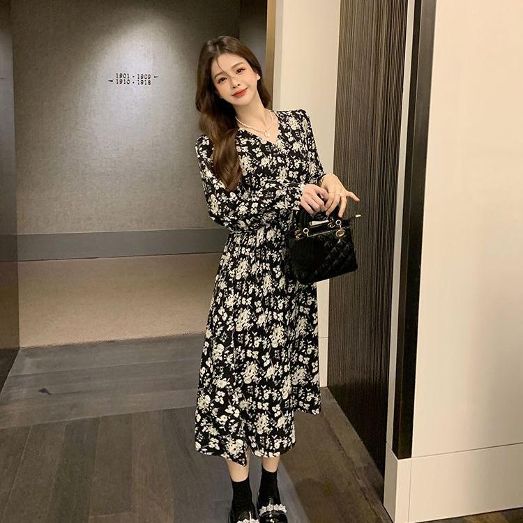 Módní šaty s květinovým potiskem s výstřihem do V a zvonovými rukávy pro ženy plus size