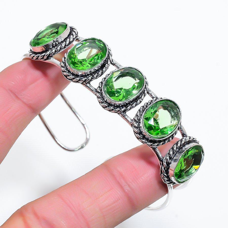 

Этнический браслет-манжета ручной работы с драгоценным камнем Цаворит, регулируемый SR-10670