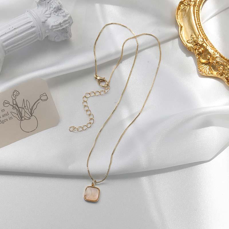 Elegant Women's Square Shell Necklace: Versatile, Simple, and Stylish Clavicle Chain Accessory