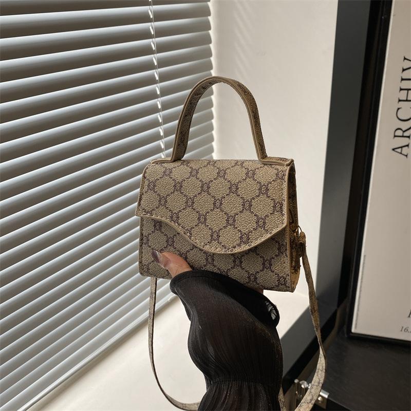 

2025 niche new small square bag simple and fashionable high-end shoulder handbag casual retro texture messenger bag