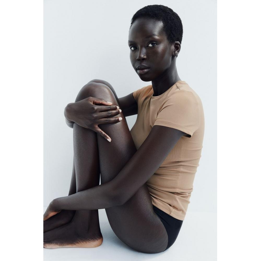 

Приталенная футболка из микрофибры HM бежевая