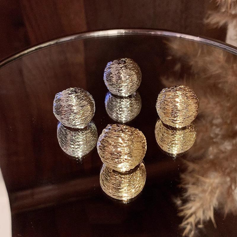 Retro Personality Glossy Spherical Earrings Temperament Earrings Female Niche Design Sense of Senior Light Luxury Earrings Tide Ladies Jewelry