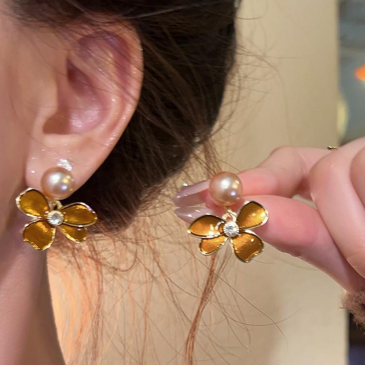 French flowing gold flower pearl earrings 2025 new temperament light luxury high-end stud earrings popular earrings