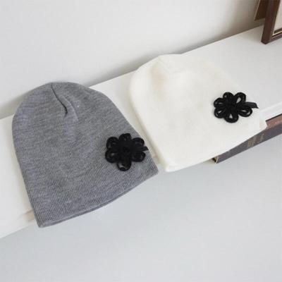 Damstickad mössa med blommönster Höstribbad mössa