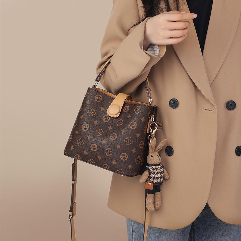 Bucket Bag 2025 New Autumn Winter Women's Handbag Mom Bag Versatile High-end Feel Single Shoulder Commuter Crossbody Bag