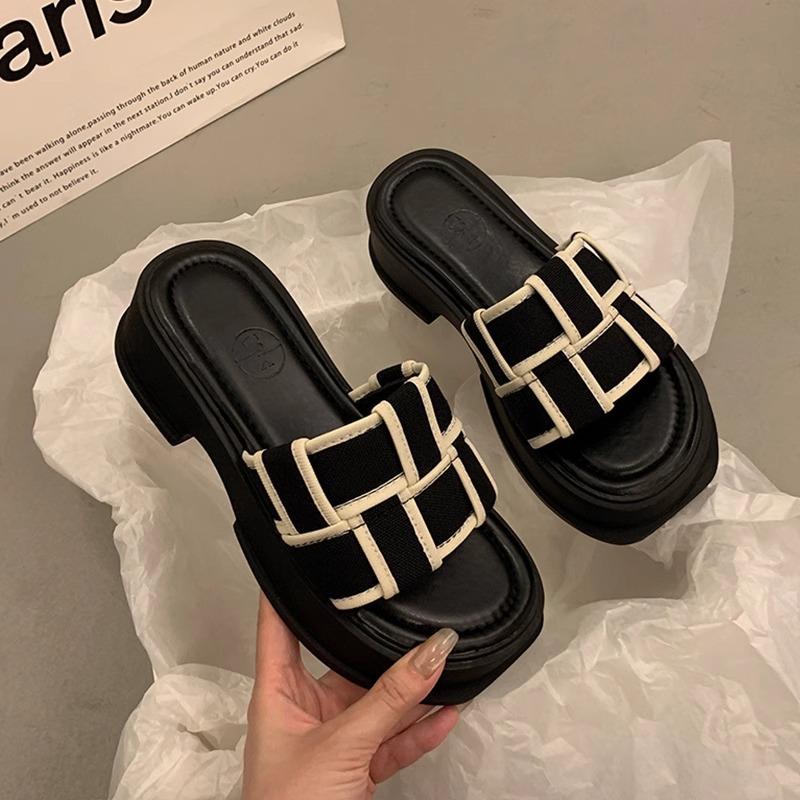 Super fire French flat bottom sandals women's summer wear fashion 2025 new niche high-end feeling going out beach slippers