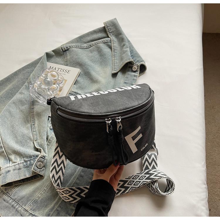 Повседневная спортивная нагрудная сумка, сумка большой вместимости, женская новая модная джинсовая сумка-седло 2025 года, нишевая сумка кроссбоди