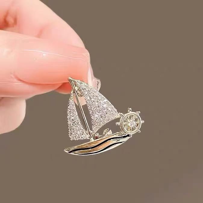 

Stylish Gold Sailboat Wheel Brooch: High-Grade Unisex Lapel Pin for Elegant Suits.