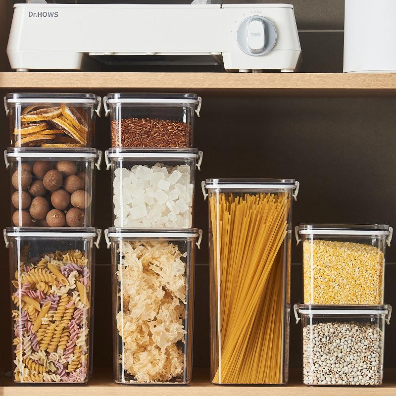 „Transparente Vorratsdosen aus lebensmittelechtem Kunststoff für Getreide und Snacks“