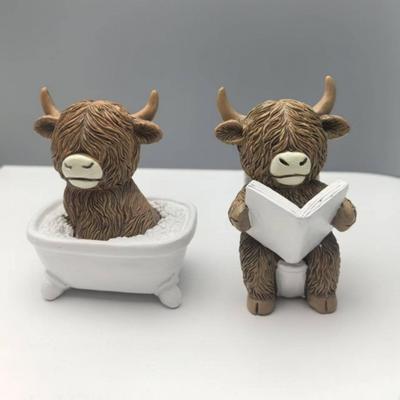 Highland Cow Figurine Cute Bathroom Highland Cow Statue Resin Bath/Read Scottish Cattle Decoration for Home Kitchen Tiered Tray Table Decor
