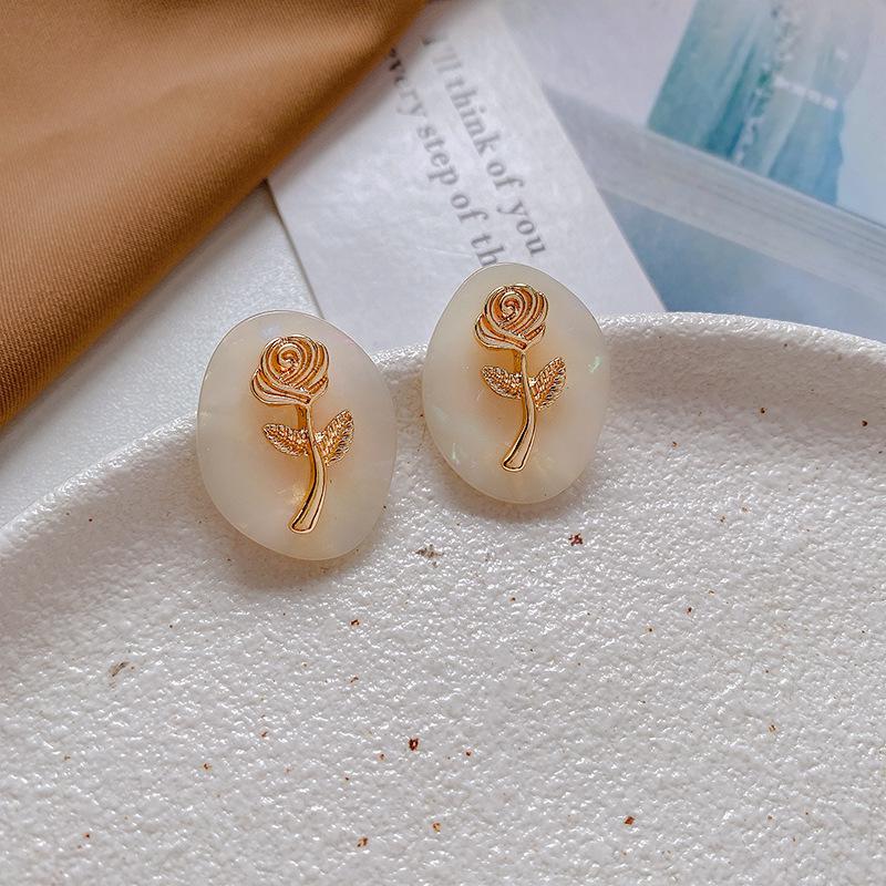 French Retro Palace Style S925 Silver Pearl Earrings – Niche Design, High-End Light Luxury 