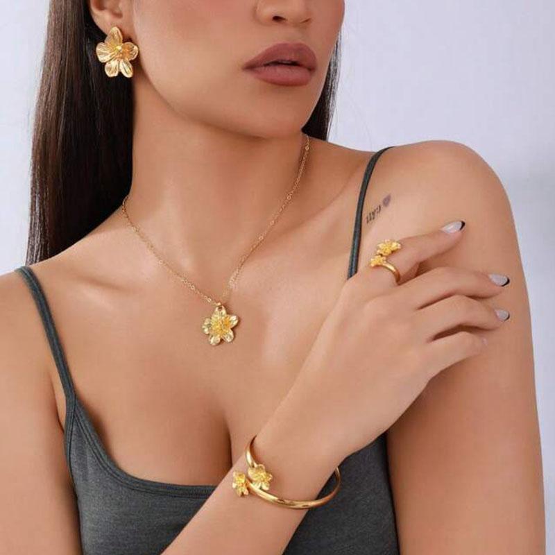 Nowe Eleganckie Osobiste Kolczyki Sztyfty Kwiat Pięciopłatkowy Pierścionki Wisiorki Naszyjniki Bransoletki Zestaw Czterech Sztuk Stylowy Urok Biżuteria