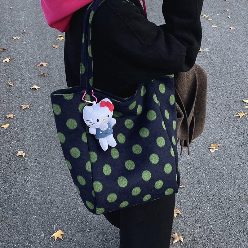 The blogger recommends a large-capacity leopard print shoulder bag for women's daily commuting lazy wind red plaid versatile handbag.