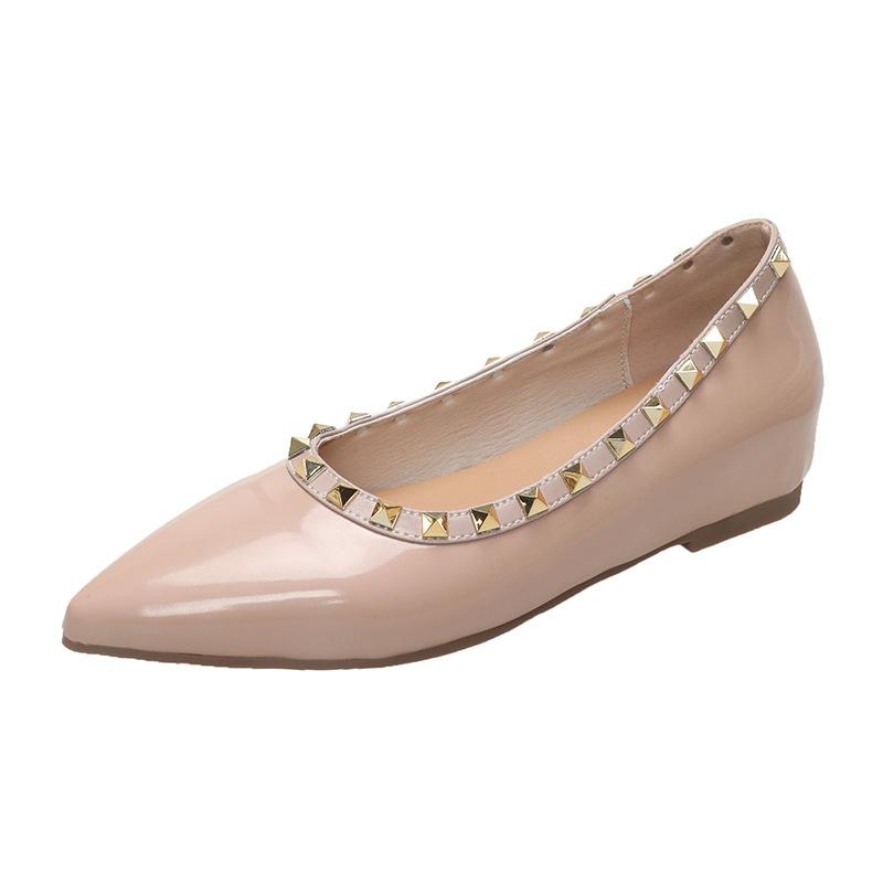

Retro flat bottom pointed head shallow mouth rivets patent leather fashion single shoes women 2025 spring and autumn one-pedal glossy loafers women 40 тілесний
