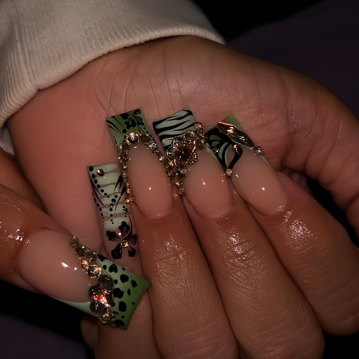 

Elegant Butterfly Stripe False Nails - High-End Fashion Square Design