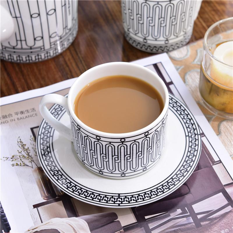Luxury Bone China Coffee Cup Set European Retro Tea Cups with Sauce Dishes Elegant Home Office Gift for British Afternoon Tea